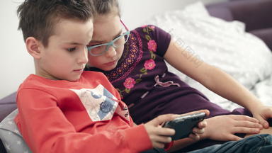学前教育孩子们玩游戏智能手机孩子们玩移动电话